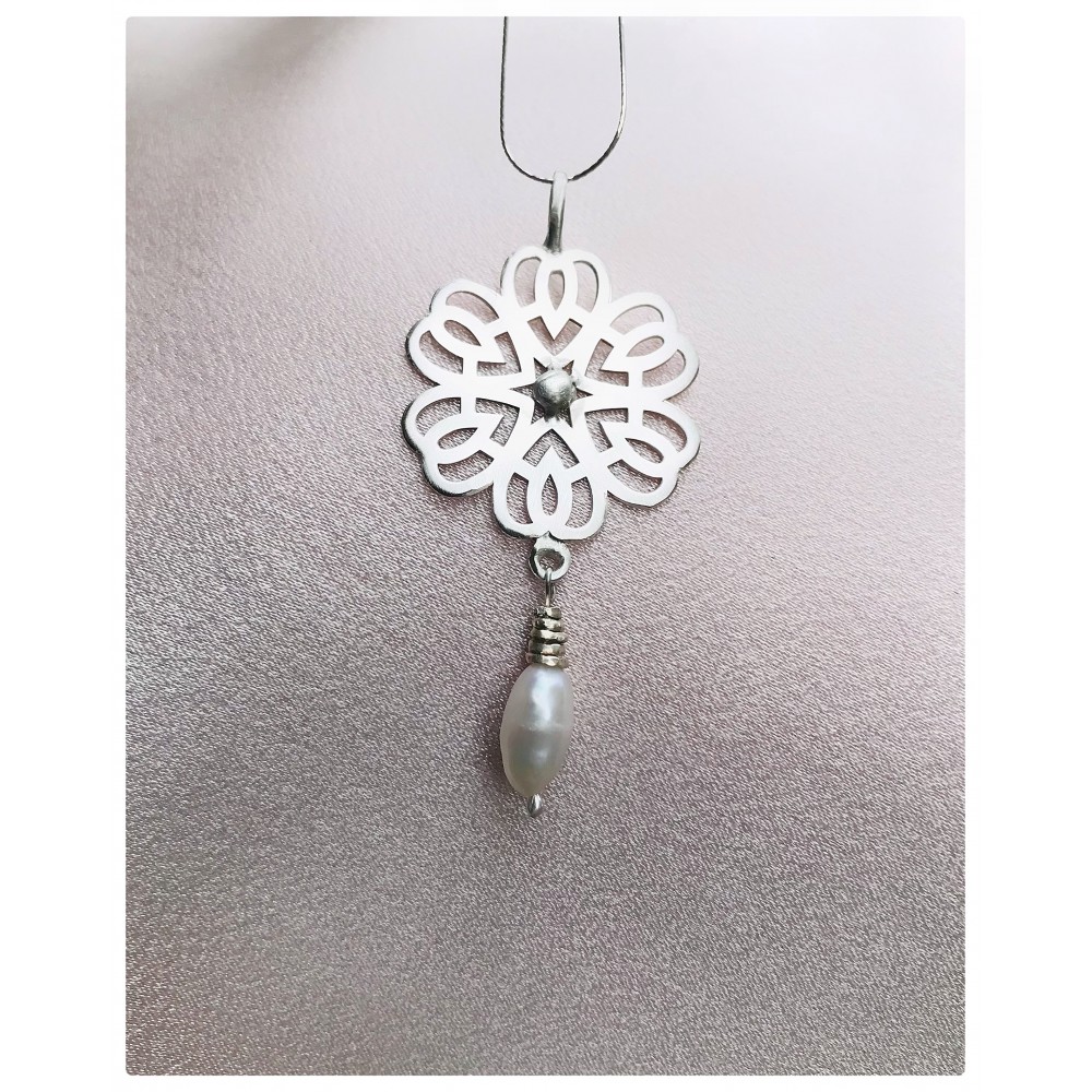 Kalp Kalbe Karşı Çiçeği Formlu İnci Kolye