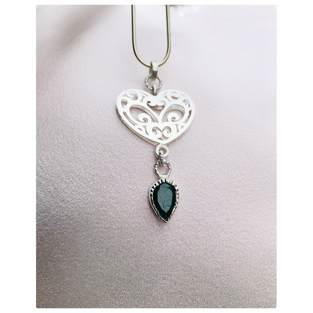 Zümrüt Taşlı Kalp Tasarım Kolye
