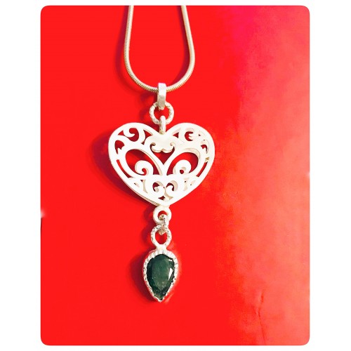Zümrüt Taşlı Kalp Tasarım Kolye